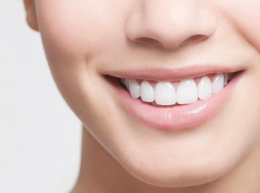 Sorriso com a dentição completa, em grande plano